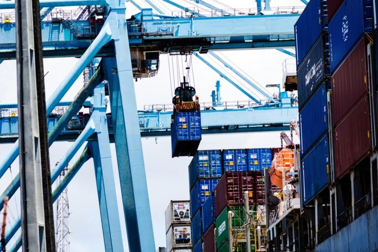 GLA Containers - delivery crane
